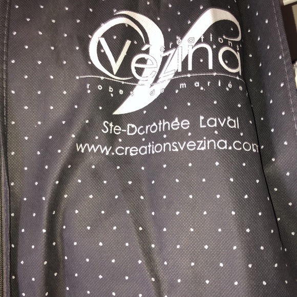 Wedding dress fits size 8 to 12 because of the adjustable back clean dress - Picture 4 of 11